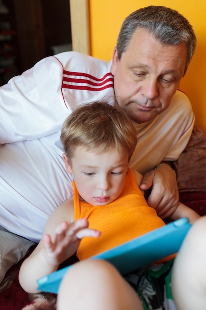 Großvater und Enkel mit Touchpad