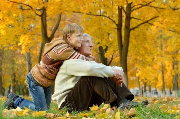 Großvater und Enkel zusammen im Herbstpark