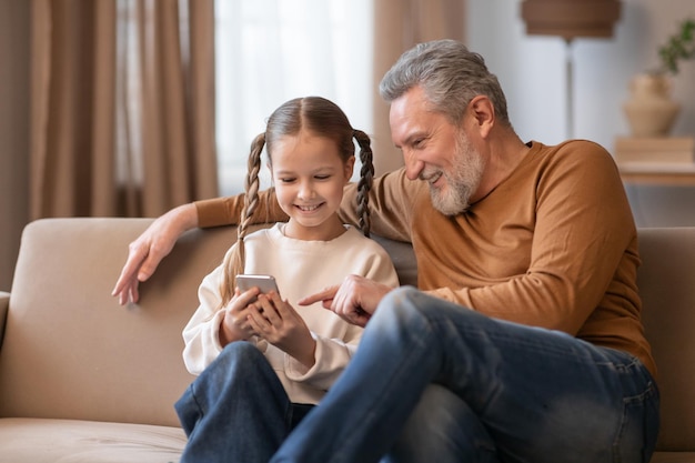 Großvater und Enkelin genießen am Nachmittag die Zeit zusammen im Haus