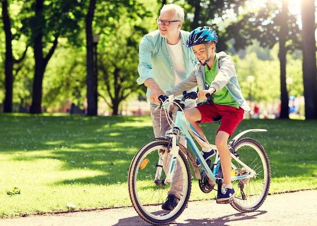 Großvater und Junge mit Fahrrad im Sommerpark
