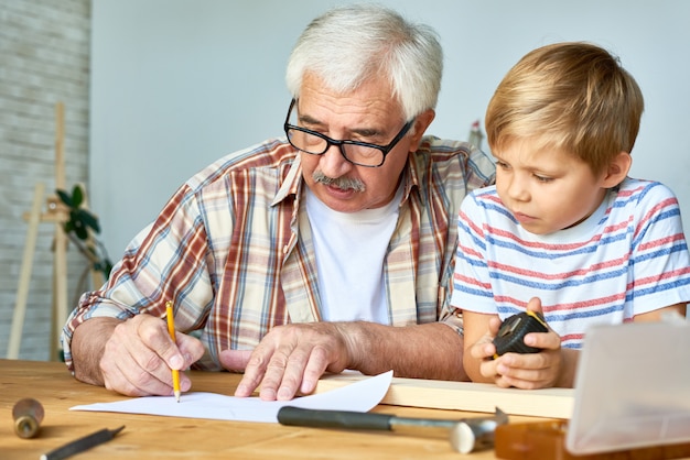 Großvater und kleiner Junge arbeiten zusammen