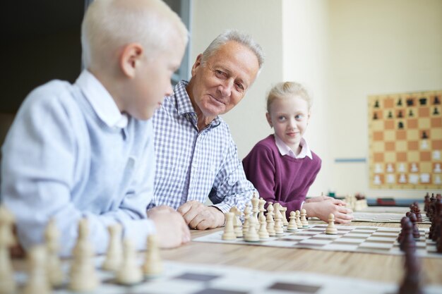 Großvater unterrichtet Enkelkinder