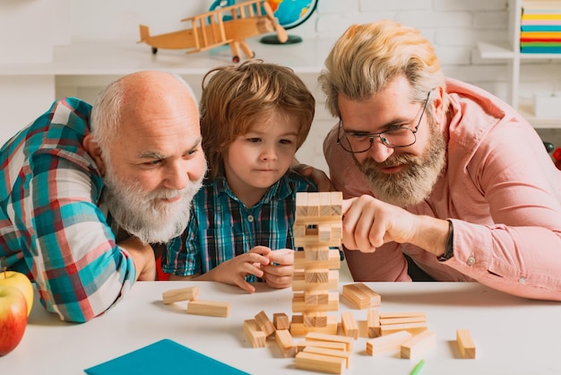 Großvater, Vater und Schüler, Sohn, lächelnd vor häuslichem Hintergrund, glückliche Generationen von Muti drei Gener