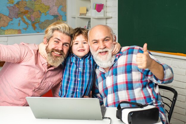 Großvater Vater und Sohn Computerspiele drinnen Schüler mit Vater Großvater genießt die Zeit zu Hause Glückliche Mannfamilie hat Spaß zusammen Drei Männergeneration