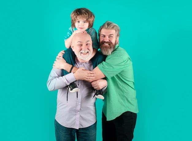 Großvater Vater und Sohn Enkel umarmen und umarmen Vatertagskonzept Männer in verschiedenen Altersstufen