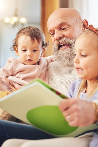 Großvaterkinder und Bücherlesen auf dem Wohnzimmersofa mit Liebesgeschichtenerzählen oder Lernunterstützung. Glückliches Zuhause oder Kind mit älterem Mann im Haus mit Geschichtenbüchern und Jugenderziehung auf einer Couch