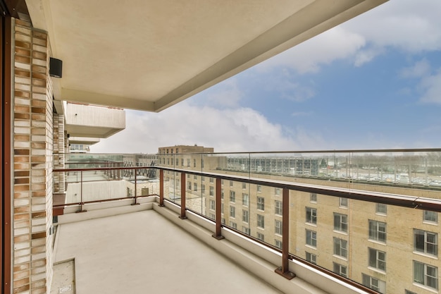 Großzügiger verglaster Balkon mit Blick auf die Stadt