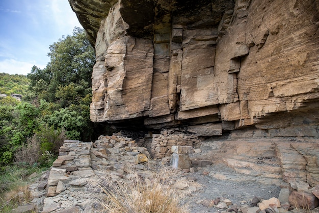 Grotte von "Corbera Vella" in Corbera Rocks