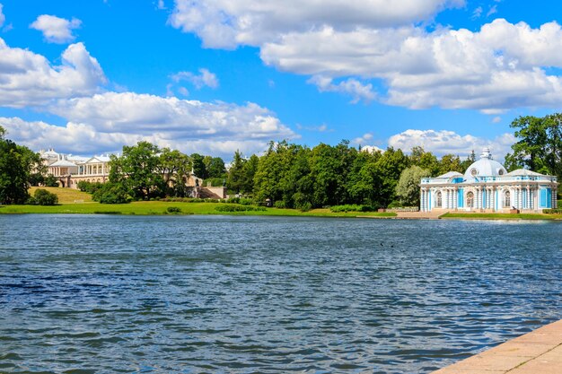 Grottenpavillon und Cameron-Galerie am Ufer des großen Teiches im Katharinenpark in Tsarskoye Selo in Puschkin, Russland