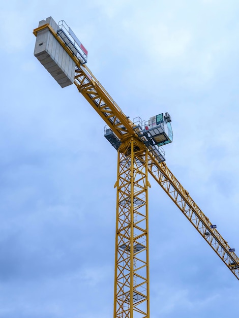 Foto grúa amarilla en un sitio de construcción