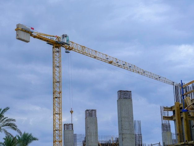 Grúa amarilla en un sitio de construcción