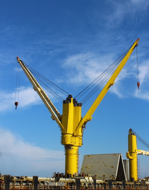 grúa para área de construcción con cielo azul