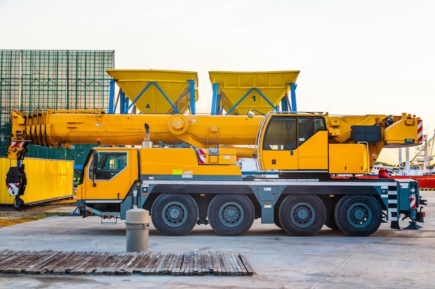 Una grúa de camión con ruedas amarillas se encuentra en el puerto Equipo de carga con ruedas pesadas
