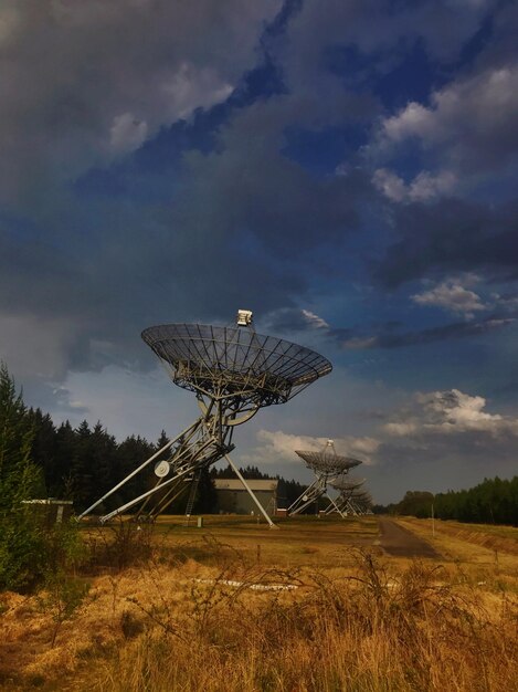 Foto grúa en el campo contra el cielo