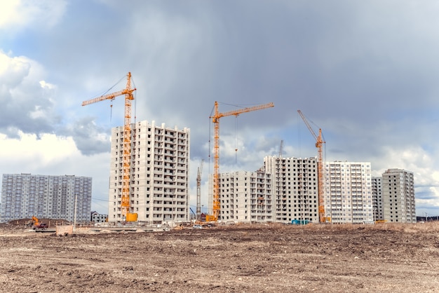 Foto grúa de columna y nuevo edificio de varios pisos