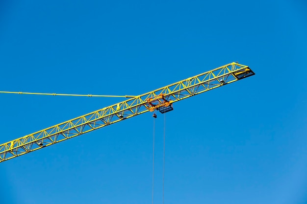 Grúa de construcción amarilla alta en un sitio de construcción para la construcción de edificios de gran altura