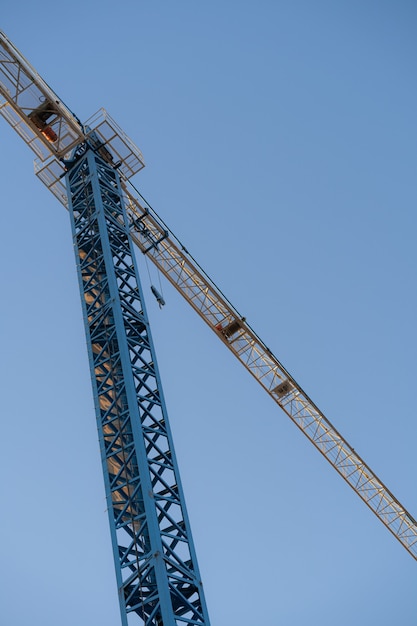 Grúa de construcción azul