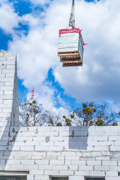 Grúa de construcción con bloques frente al cielo azul Construcción de edificios residenciales altos