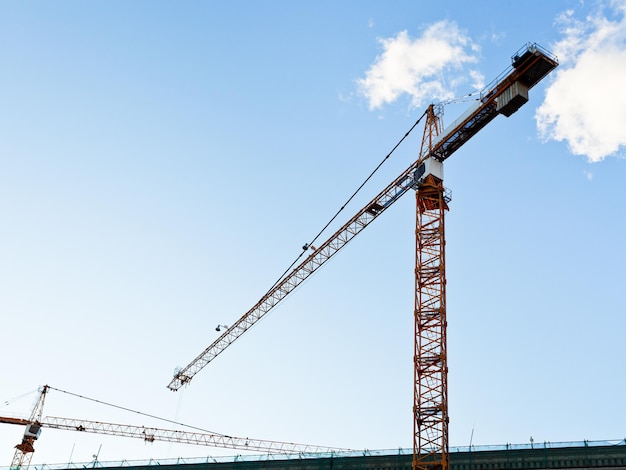 Grúa de construcción bajo un cielo azul