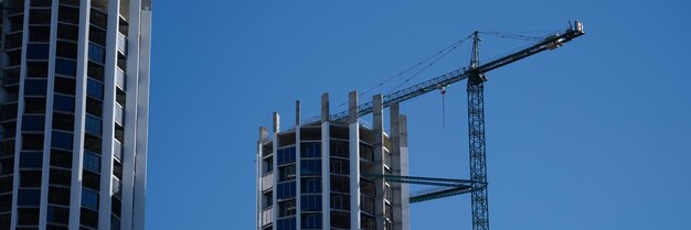 Grúa de construcción y construcción de edificios de gran altura paisaje urbano montaje de moderno