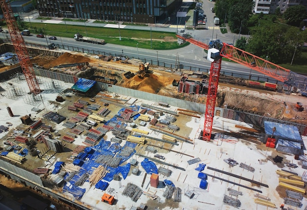 Grúa de construcción en el contexto del sitio de construcción