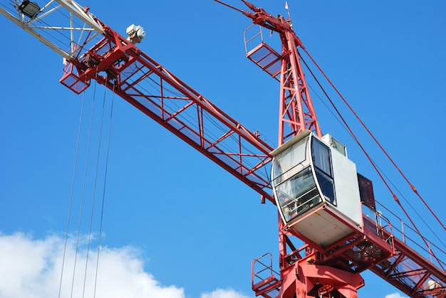 Foto la grúa de construcción el día