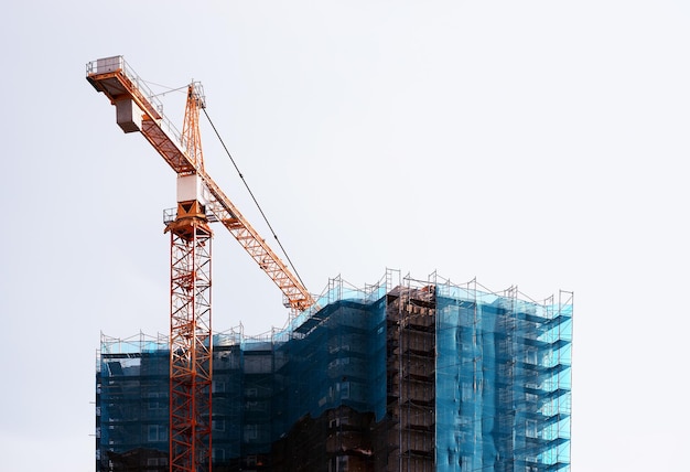 Grúa de construcción edificio ciudad casa antecedentes