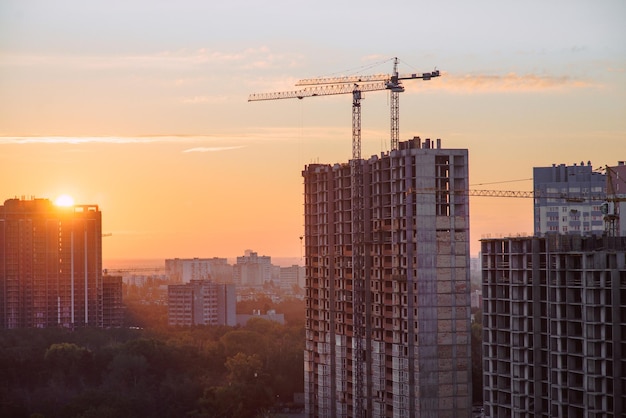 Grúa de construcción edificio vivienda en la hora del amanecer temprano en la mañana Kiev Ucrania