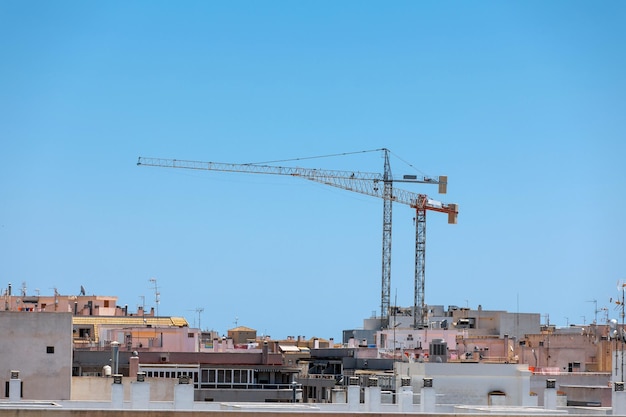 Grúa de construcción en el fondo de las casas