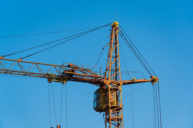 Grúa de construcción en el fondo del cielo azul