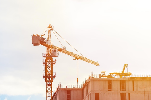 Grúa de construcción sobre cielo nublado