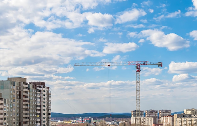 Grúa de construcción sobre un fondo de cielo, nubes.