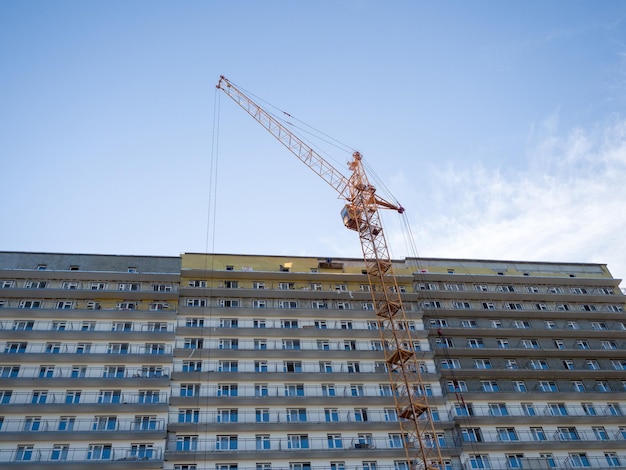 Foto grúa de construcción torre construye un nuevo edificio residencial de gran altura