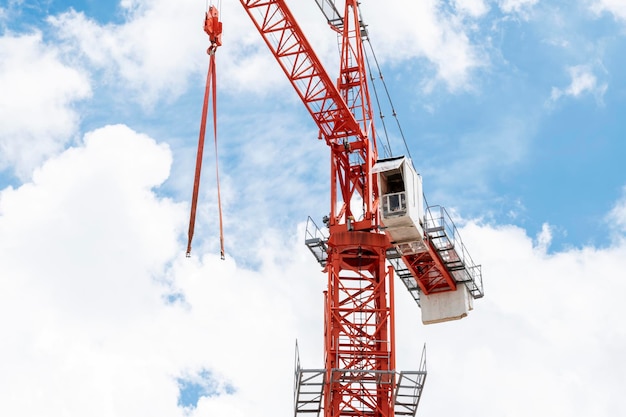 Grúa de construcción de torre con fondo de cielo azul