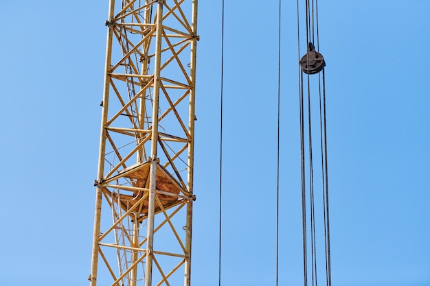 Grúa de construcción trabajando en complejo de edificios. Elección de nuevo centro comercial en el centro de la ciudad. Trabajando duro durante la noche.