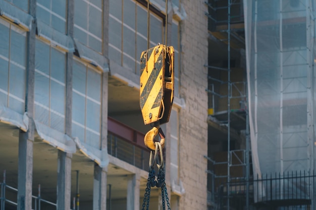 Foto grúa contra edificios en el sitio de construcción