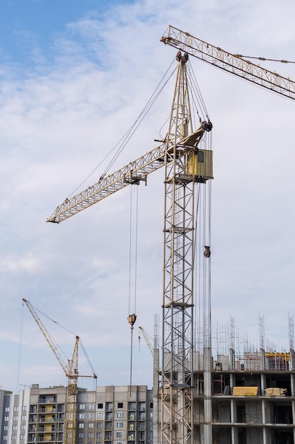 Grúa y un edificio en construcción contra un fondo de cielo azul