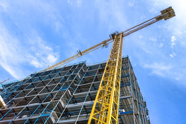 Grúa y edificio en construcción