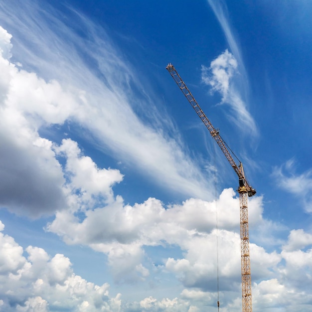 Grúa de elevación de construcción en un hermoso cielo azul con fondo de nubes blancas