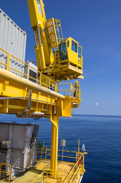 Grúa de elevación de petróleo y gas industrial costa afuera mar y cielo azul.