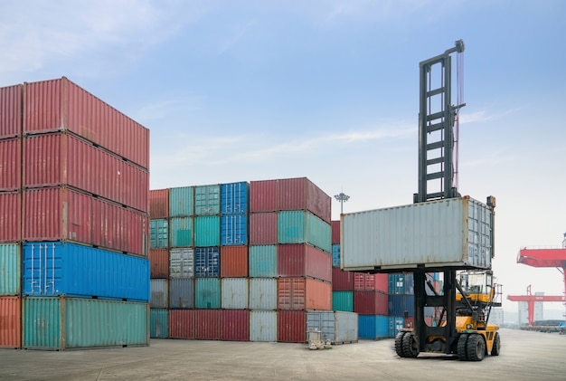 La grúa está elevando contenedores en el muelle