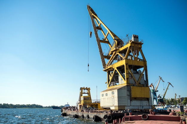 Grúa flotante amarrada en el astillero