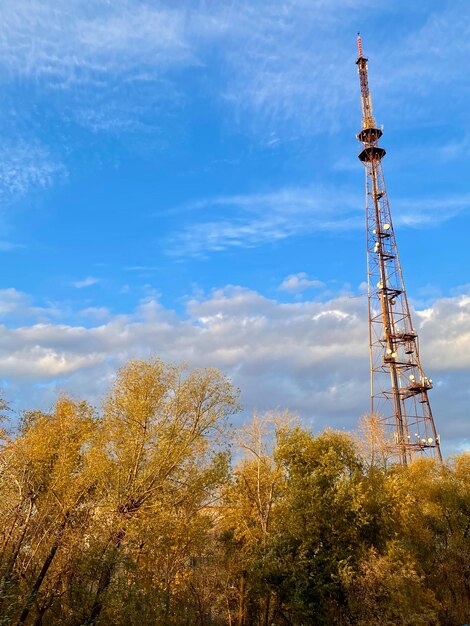 Grúa en el fondo de cielo azul con nubes Fondo industrial