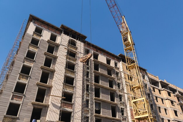 Grúa en el fondo del edificio en construcción