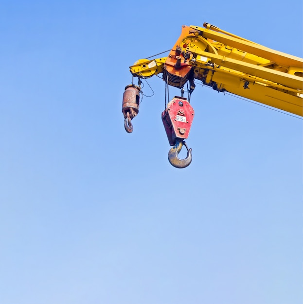 grúa industrial en el cielo azul para levantar el peso pesado