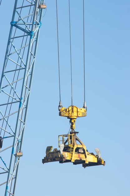 Grúa industrial traslada la carga de un lugar a otro