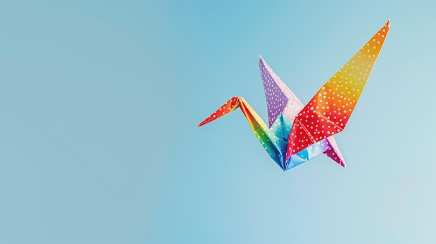 Grúa de papel de puntos de polca colorida con fondo azul