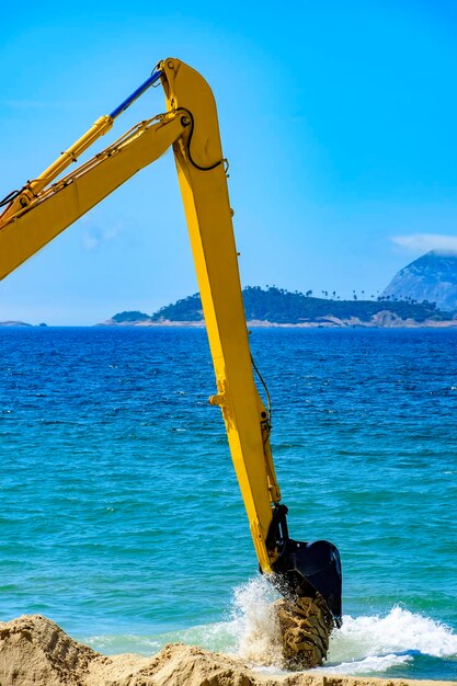 Grúa en la playa