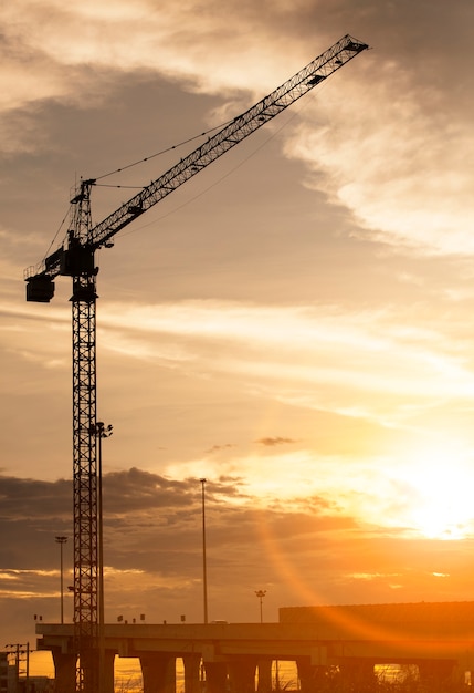 grúa en el sitio de construcción y el cielo al atardecer