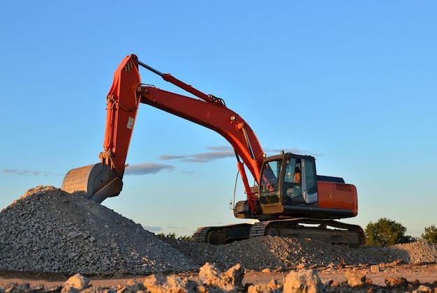 Grúa en el sitio de construcción contra un cielo despejado